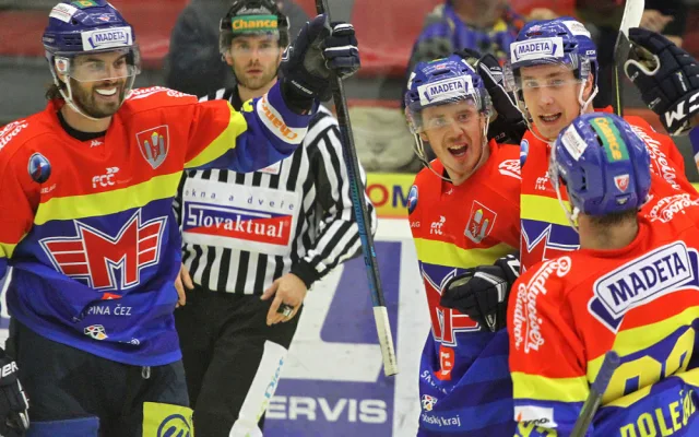 Do listiny střelců se zapsal také obránce Pavel Pýcha (třetí zprava)