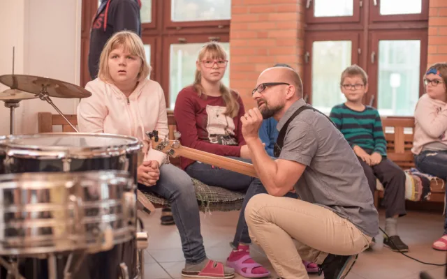 Hudební uskupení K.R.B na akci poctivě trénuje i s Pekařem.
