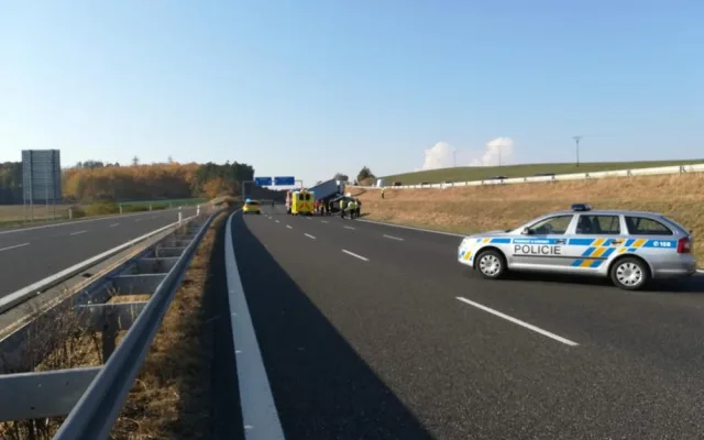 Za Pískem došlo k vážné dopravní nehodě. Silnice na Prahu je uzavřená