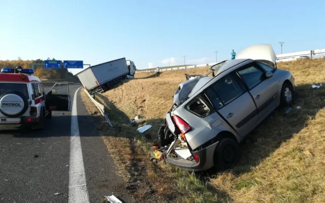 Za Pískem došlo k vážné dopravní nehodě. Silnice na Prahu je uzavřená