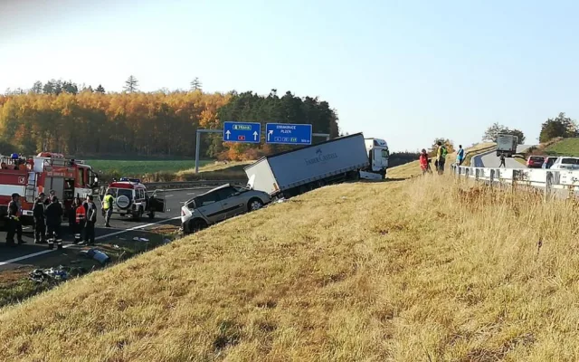 Za Pískem došlo k vážné dopravní nehodě. Silnice na Prahu je uzavřená