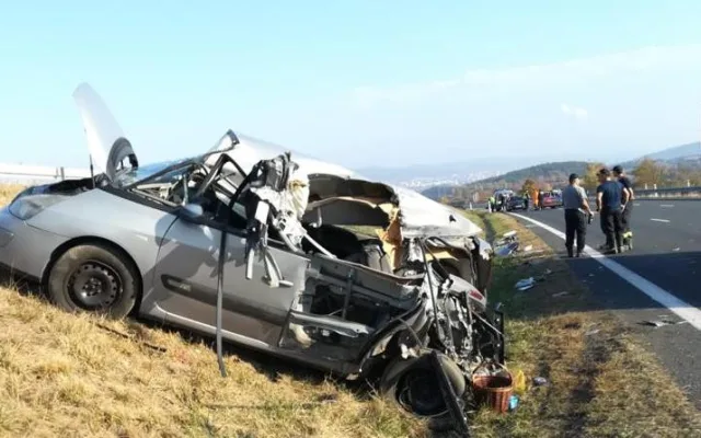 Za Pískem došlo k vážné dopravní nehodě. Silnice na Prahu je uzavřená