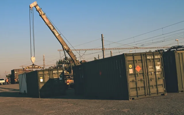 Po železnici budou přepraveny i kontejnery s uloženým materiálem.