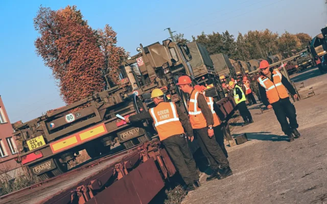 fotoo1Příprava techniky na strakonickém nádraží před železničním převozem.