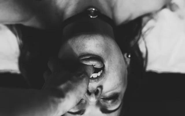 Obyčejné ženy jsou nejkrásnější. Nahá dívka u motorky je jen prodávání masa, říká mladý fotograf