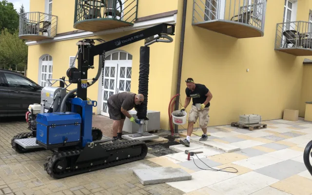 Se svými dnes již 85 zaměstnanci působí firma Tonstav-Service na českém trhu už od roku 1996.