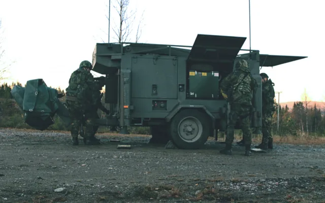 Čeští vojáci na cvičení Trident Juncture 2018 v Norsku. Na snímku strakoničtí vojáci rozvinují průzkumné radiolokační čidlo ReVISOR
