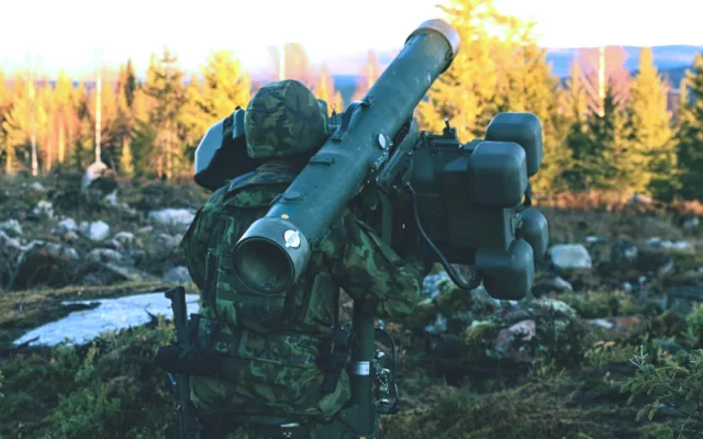Čeští vojáci na cvičení Trident Juncture 2018 v Norsku. Na snímku je zachyceno družstvo, vyzbrojené protiletadlovým raketovým kompletem RBS-70, v palebném postavení.