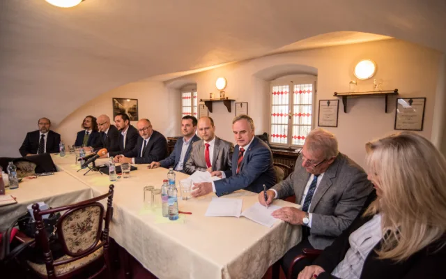 Podpis koaliční smlouvy.
