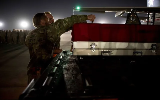 S Procházkou se už před odletem z Afghánistánu na bagrámském letišti rozloučili jeho kolegové.