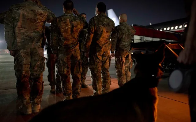 S Procházkou se už před odletem z Afghánistánu na bagrámském letišti rozloučili jeho kolegové.