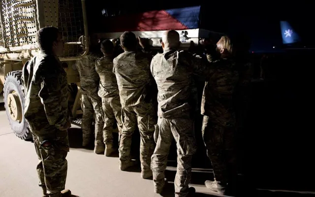 S Procházkou se už před odletem z Afghánistánu na bagrámském letišti rozloučili jeho kolegové.