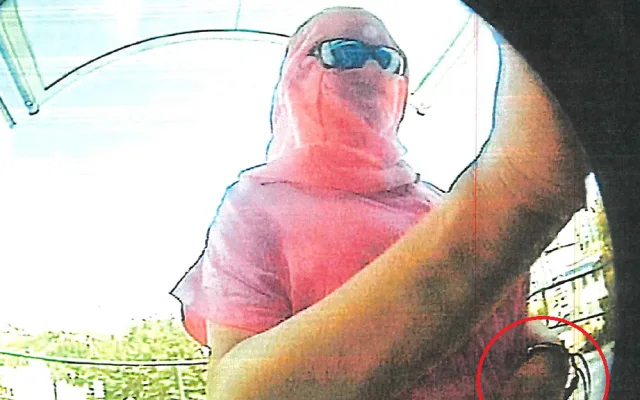 Zahalená osoba by mohla pomoct českokrumlovským policistům objasnit případ