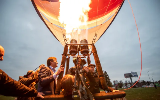 Unikátní balon k oslavám republiky se proletěl nad městem
