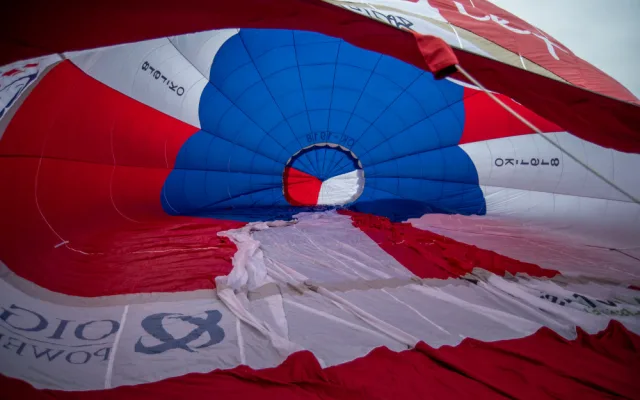 Unikátní balon k oslavám republiky se proletěl nad městem