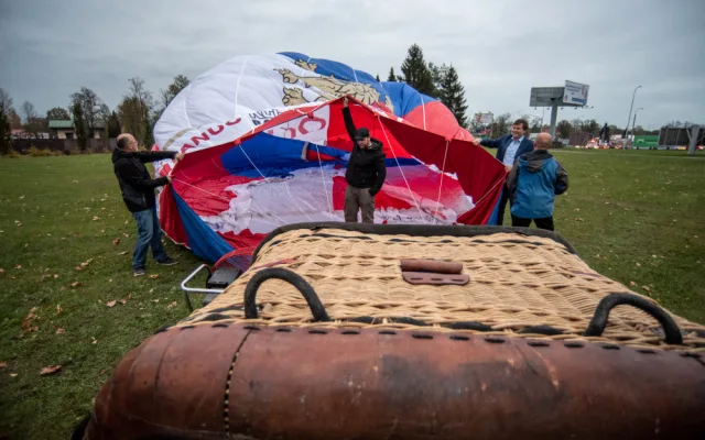 Unikátní balon k oslavám republiky se proletěl nad městem