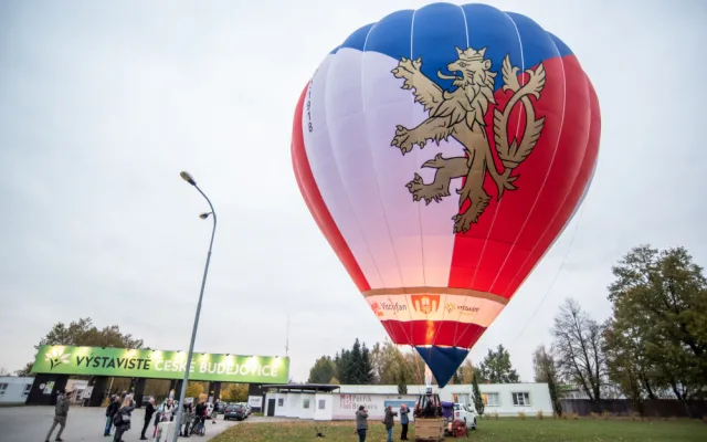 Unikátní balon k oslavám republiky se proletěl nad městem