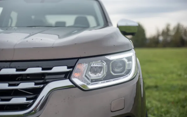Dělník i výletník. Terénní pick-up Alaskan nabízí za bezkonkurenční cenu skvělé jízdní vlastnosti.