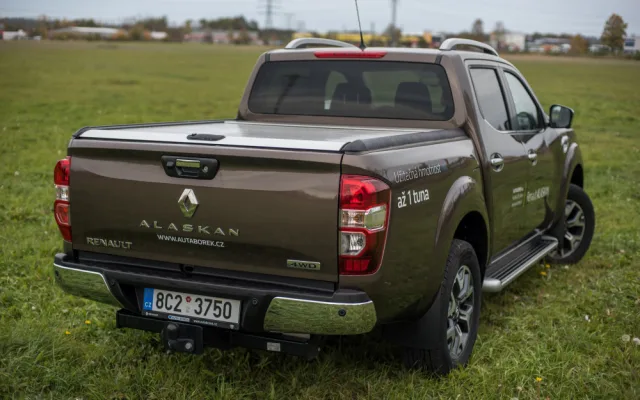 Dělník i výletník. Terénní pick-up Alaskan nabízí za bezkonkurenční cenu skvělé jízdní vlastnosti.