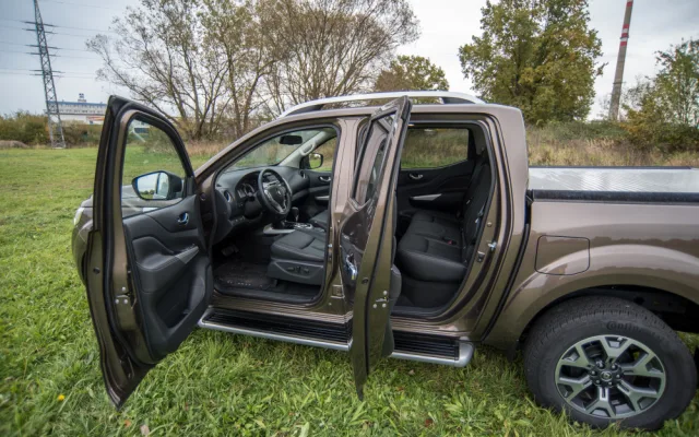 Dělník i výletník. Terénní pick-up Alaskan nabízí za bezkonkurenční cenu skvělé jízdní vlastnosti.