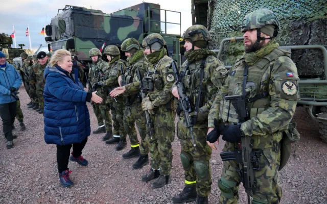 Norská politička Erna Solbergová popřála vojákům mnoho úspěchů. Autor: Radek Kulhánek