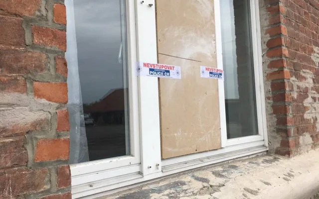 Páskou oblepené okno na místě činu.