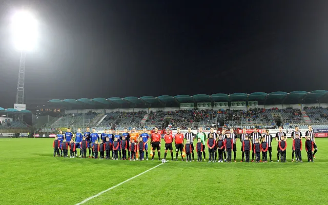 Nástup obou mužstev ve šlágru 14. kola Fortuna národní ligy sledovaly více než dvě tisícovky diváků