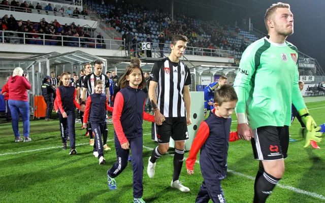Hráče tentokrát na hřiště zaváděli malí hasiči