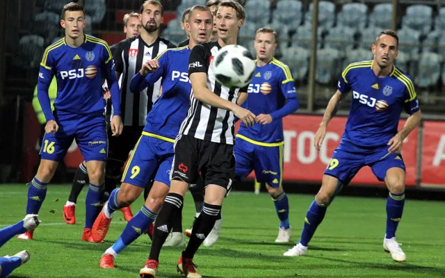 Balón z vápna odhlavičkoval jeden z hostujících hráčů