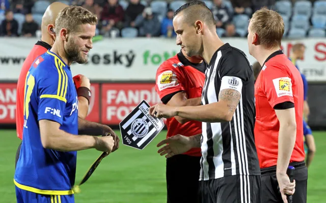 Kapitánská výměna vlaječek mezi Kladrubským a Tlustým