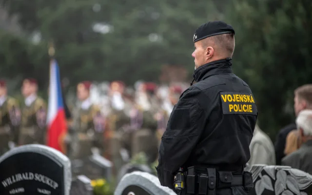 S Tomášem Procházkou se přišly v Prachaticích rozloučit stovky lidí