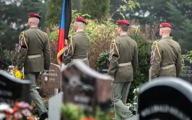 S Tomášem Procházkou se přišly v Prachaticích rozloučit stovky lidí