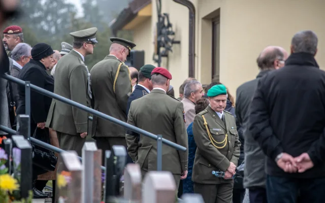 S Tomášem Procházkou se přišly v Prachaticích rozloučit stovky lidí