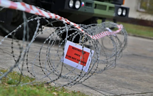 Místa velení jednotky a řízení palby jsou střežena