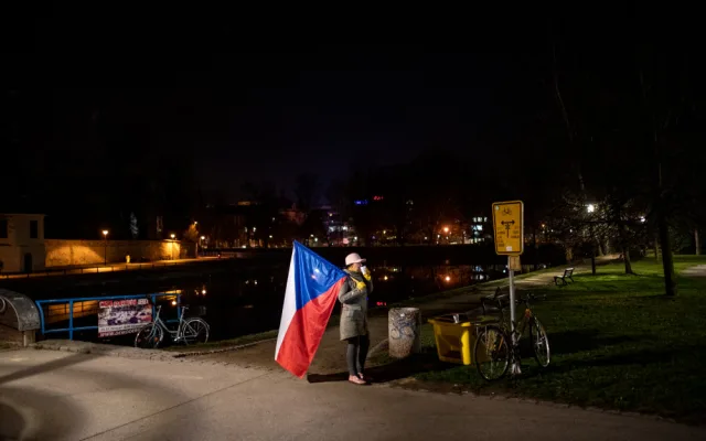 Na Sokolském ostrově se cinkalo klíčema. Lidé požadují demisi Andreje Babiše