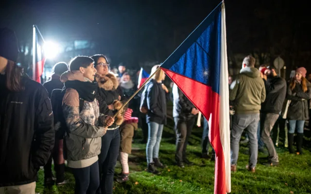 Na Sokolském ostrově se cinkalo klíčema. Lidé požadují demisi Andreje Babiše