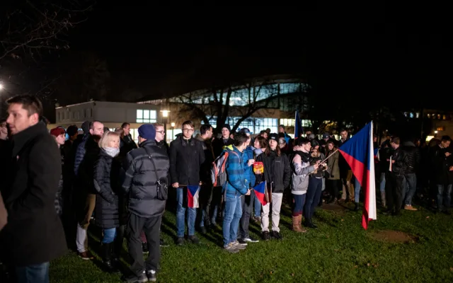 Na Sokolském ostrově se cinkalo klíčema. Lidé požadují demisi Andreje Babiše