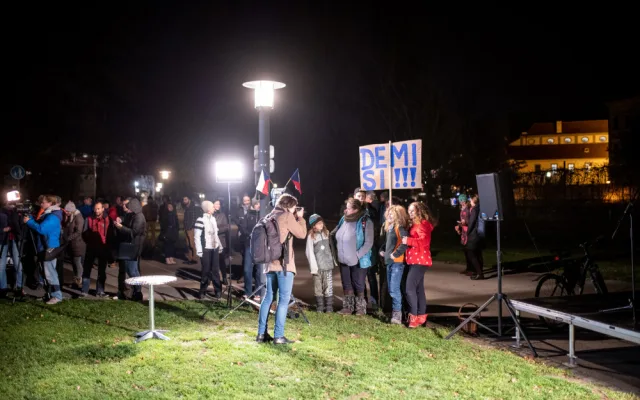 Na Sokolském ostrově se cinkalo klíčema. Lidé požadují demisi Andreje Babiše