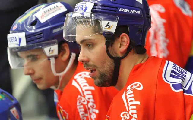 Mitch Fillman (v popředí) na střídačce s Václavem Prospalem juniorem