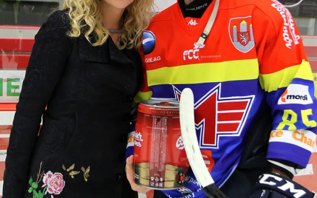Cenu pro Motoráka měsíce října, soudek piva Budvar, předala Martinu Novákovi drbňačka Dita Dvořáková