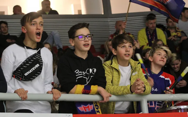 Druhý kotel vytvořili na protilehlé straně Budvar arény žáci českobudějovické Základní školy Kubatova. A fandění jim šlo perfektně!