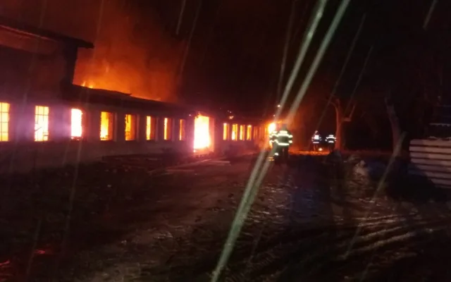 Hasiči likvidovali požár truhlárny na Strakonicku. Škoda jde do desítek milionů korun