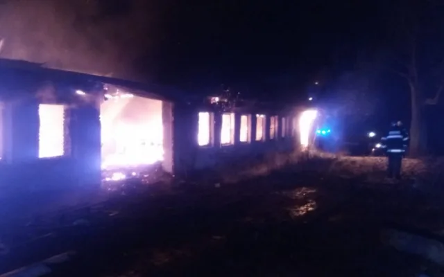 Hasiči likvidovali požár truhlárny na Strakonicku. Škoda jde do desítek milionů korun