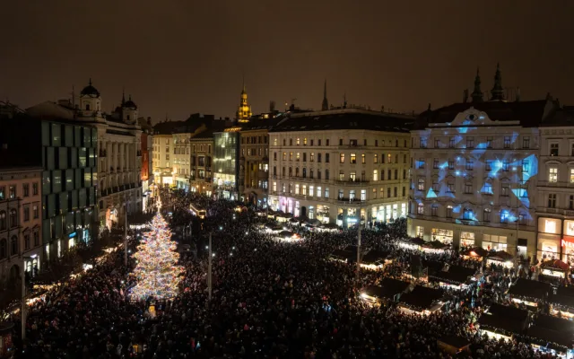 Na rozsvícení vánočního stromečku dorazily tisíce lidí.