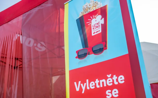 Letní kino v prosinci? Unikátní projekt E.ONu míří po Praze do Budějc