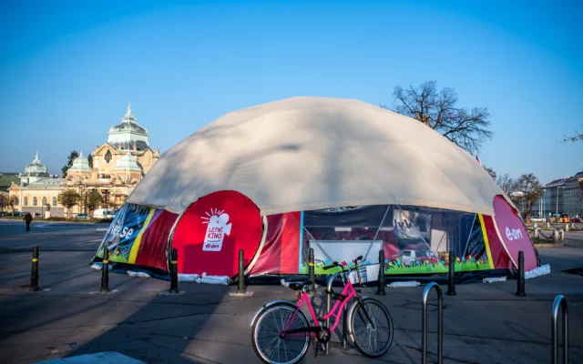 Letní kino v prosinci? Unikátní projekt E.ONu míří po Praze do Budějc