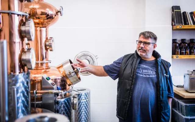 Prodal dům, skončil v práci a začal vyrábět gin. Robert Urbánek si tvrdou prací plní svůj sen