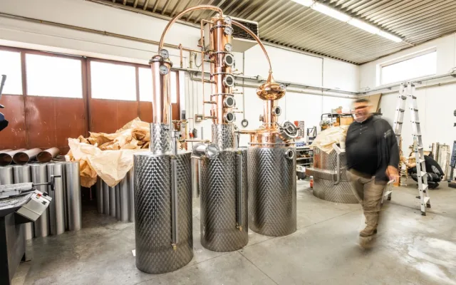 Prodal dům, skončil v práci a začal vyrábět gin. Robert Urbánek si tvrdou prací plní svůj sen