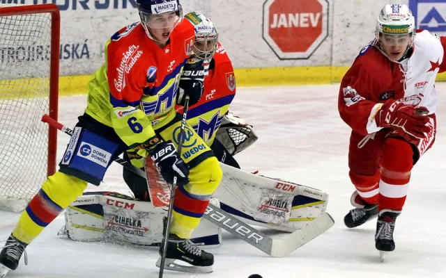 Martin Jandus odvrací skákající kotouč před Strmeněm
