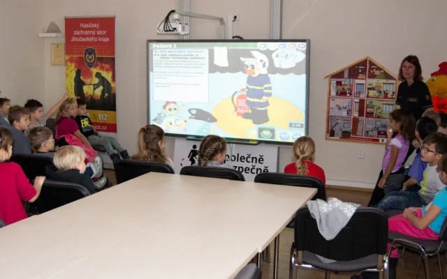 Děti na návštěvě u hasičů.
